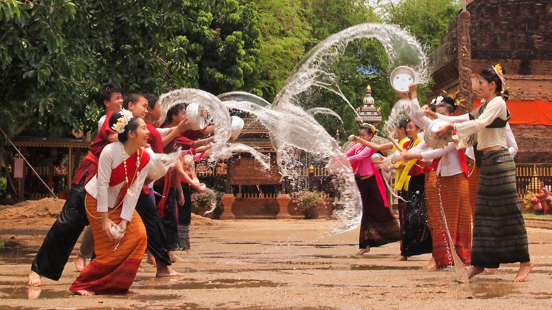 Vízfesztivál ünneplése Songkran idején. (forrás: © Hwannaa/Dreamstime.com)